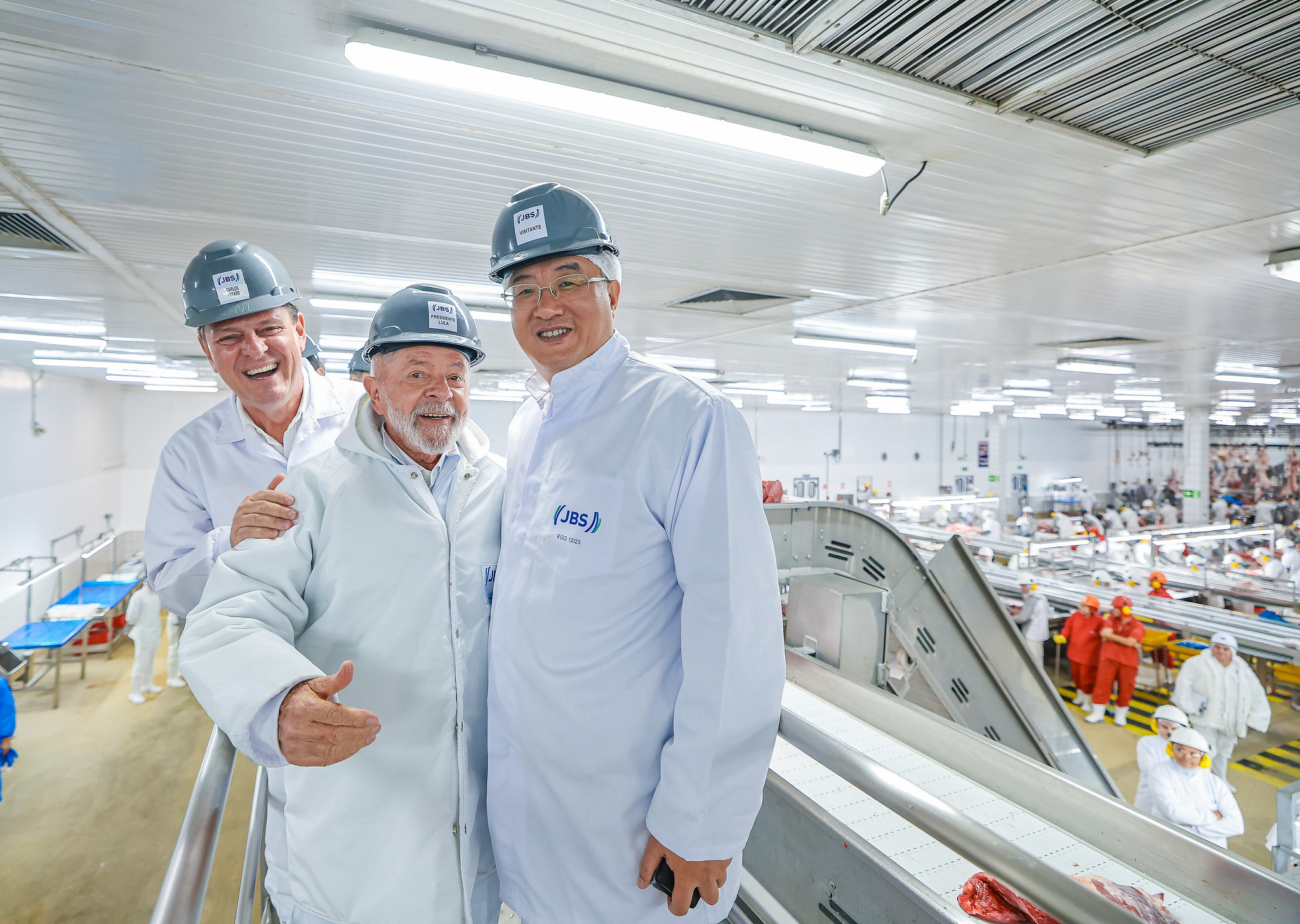 Com Wesley e Joesley Batista, Lula visita fábrica da JBS em reduto