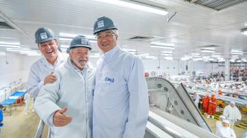 Em fábrica da JBS em Campo Grande (MS), o presidente Luiz Inácio Lula da Silva (PT) acompanhou a finalização do primeiro lote para embarque de carne para a China, a partir das plantas recém-habilitadas (Foto: Ricardo Stuckert/PR)