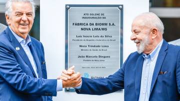 O presidente Luiz Inácio Lula da Silva (PT), ao lado do ex-ministro Walfrido dos Mares Guia, durante visita à planta de produção de insulina da Biomm, em Nova Lima (MG) (Foto: Ricardo Stuckert/PR)