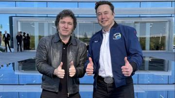 Javier Milei, presidente da Argentina, e o empresário Elon Musk em fábrica da Tesla nos EUA - (Reprodução/X/@elonmusk)
