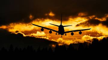 Avião envolto em nuvens se prepara para o pouso (Foto: Pixabay/Pexels)