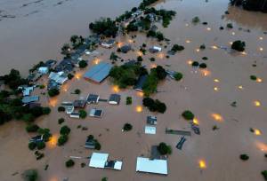 Casas inundadas perto do rio Taquari após fortes chuvas na cidade de Encantado, no Rio Grande do Sul (REUTERS/Diego Vara)