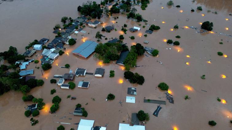 Casas inundadas perto do rio Taquari após fortes chuvas na cidade de Encantado, no Rio Grande do Sul (REUTERS/Diego Vara)