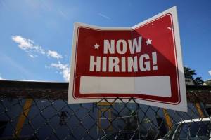Anúncio de vaga de emprego em Somerville, EUA 01/09/2022. REUTERS/Brian Snyder/File Photo