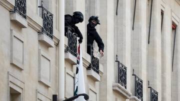 Policiais removem faixa durante retirada de manifestantes contrários a Israel de universidade em Paris, na França 03/05/2024 REUTERS/Benoit Tessier