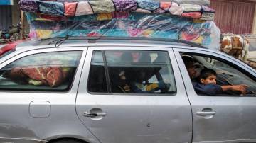 Palestinos deixam partes da cidade de Rafah 6/5/2024 REUTERS/Hatem Khaled