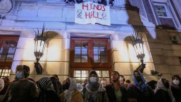 Manifestantes protestam na Universidade de Columbia, nos EUA, em apoio aos palestinos 30/04/2024 REUTERS/Caitlin Ochs
