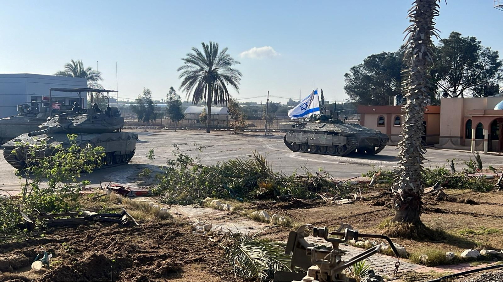 Veículos militares de Israel operam do lado de Gaza na fronteira de Rafah (Divulgação via REUTERS)