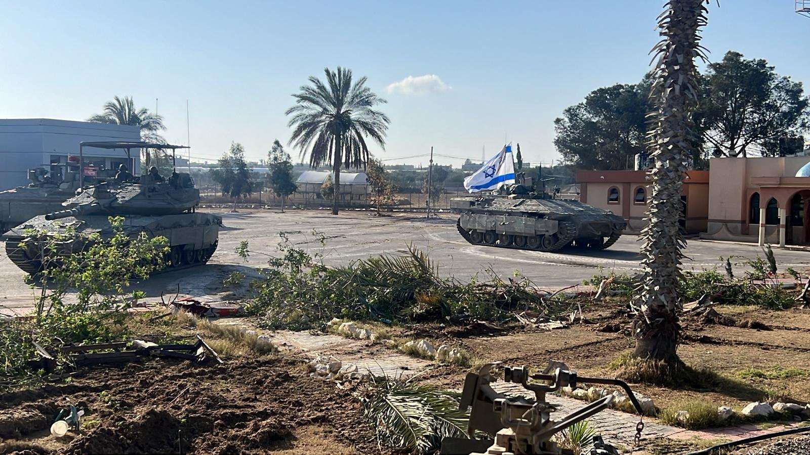 Veículos militares de Israel operam do lado de Gaza na fronteira de Rafah 7/5/2024 Divulgação via REUTERS