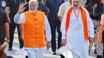 Primeiro-ministro da Índia, Narendra Modi, se direciona para seção eleitoral, em Ahmedabad, Índia 07/05/2024 REUTERS/Adnan Abidi