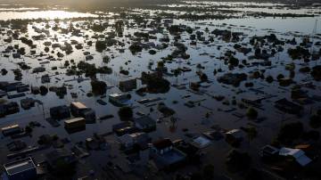 Vista de Canoas, RS, com as ruas tomadas pelas águas 06/05/2024. REUTERS/Amanda Perobelli