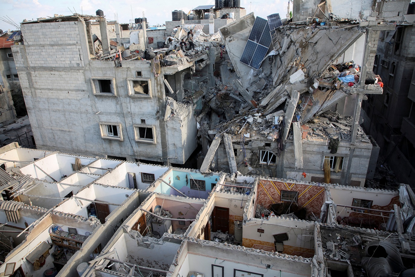 Destroços após ataque de Israel a Rafah, na Faixa de Gaza (REUTERS/Hatem Khaled)