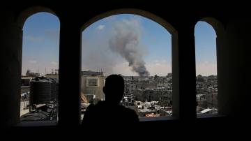 Homem palestino observa fumaça após ataques de forças de Israel a Rafah, na Faixa de Gaza (REUTERS/Hatem Khaled)