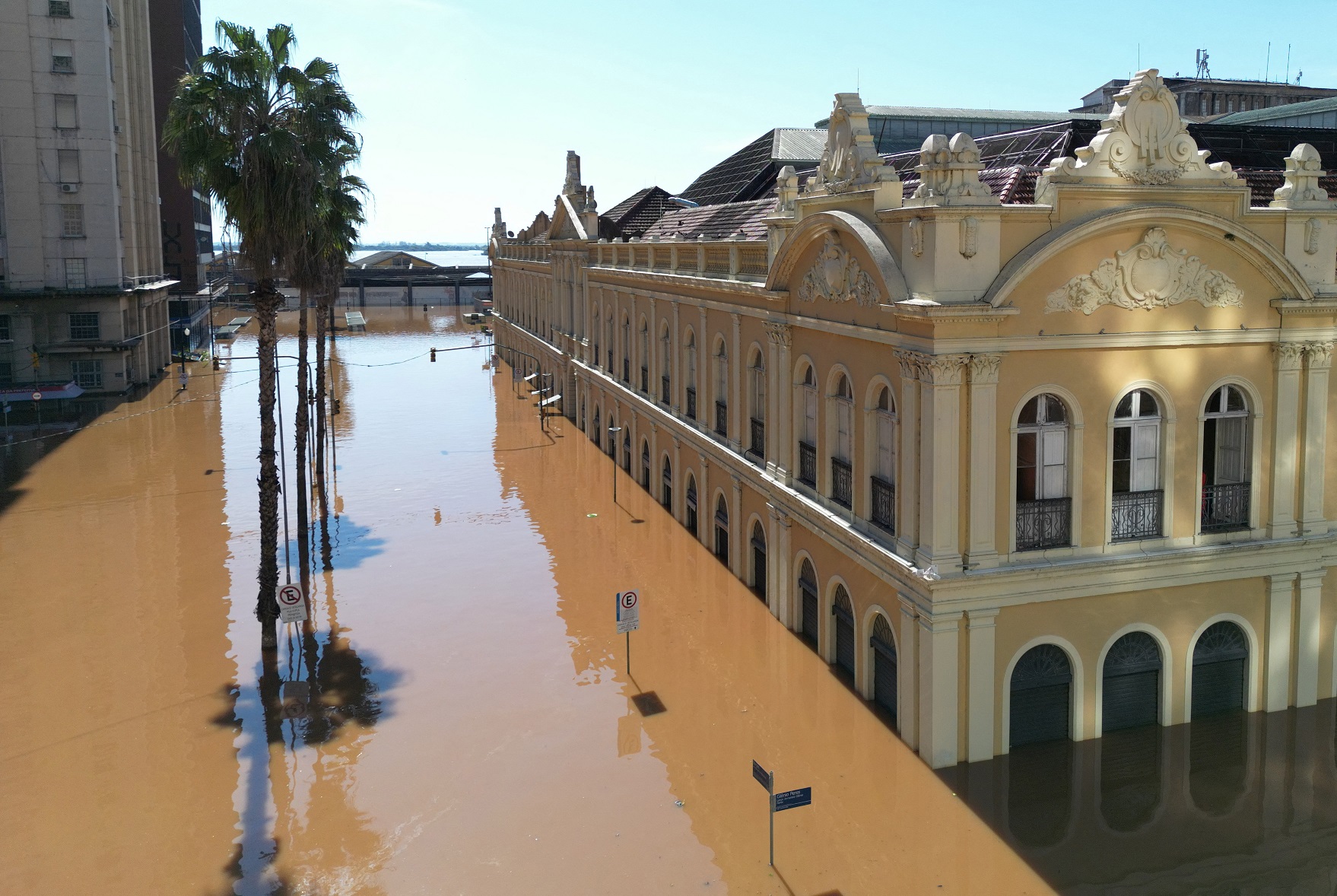 Imagem feita com drone de área inundada em volta do mercado histórico de Porto Alegre (REUTERS/Diego Vara)