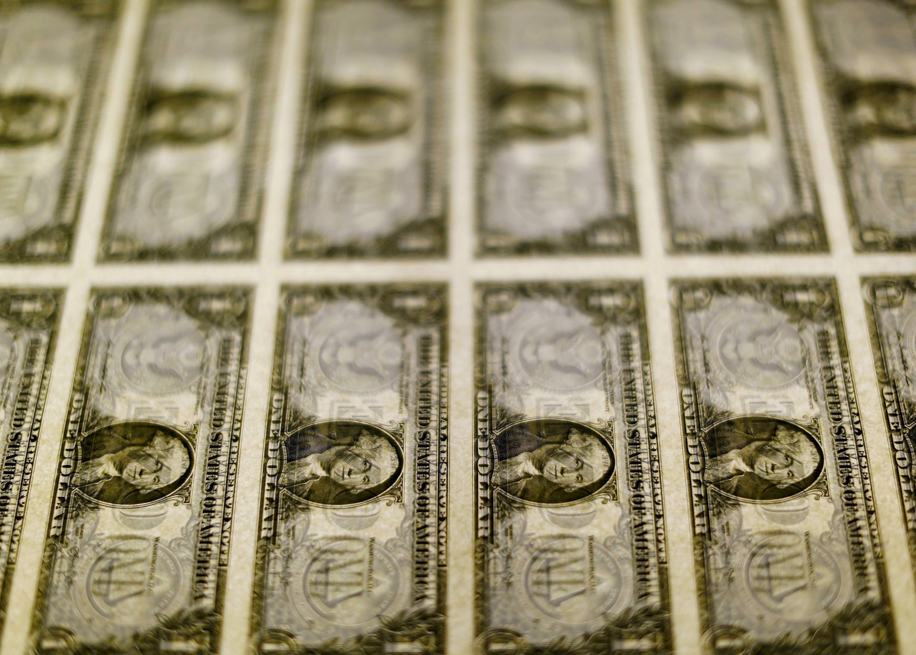 Notas de dólar (REUTERS/Gary Cameron)