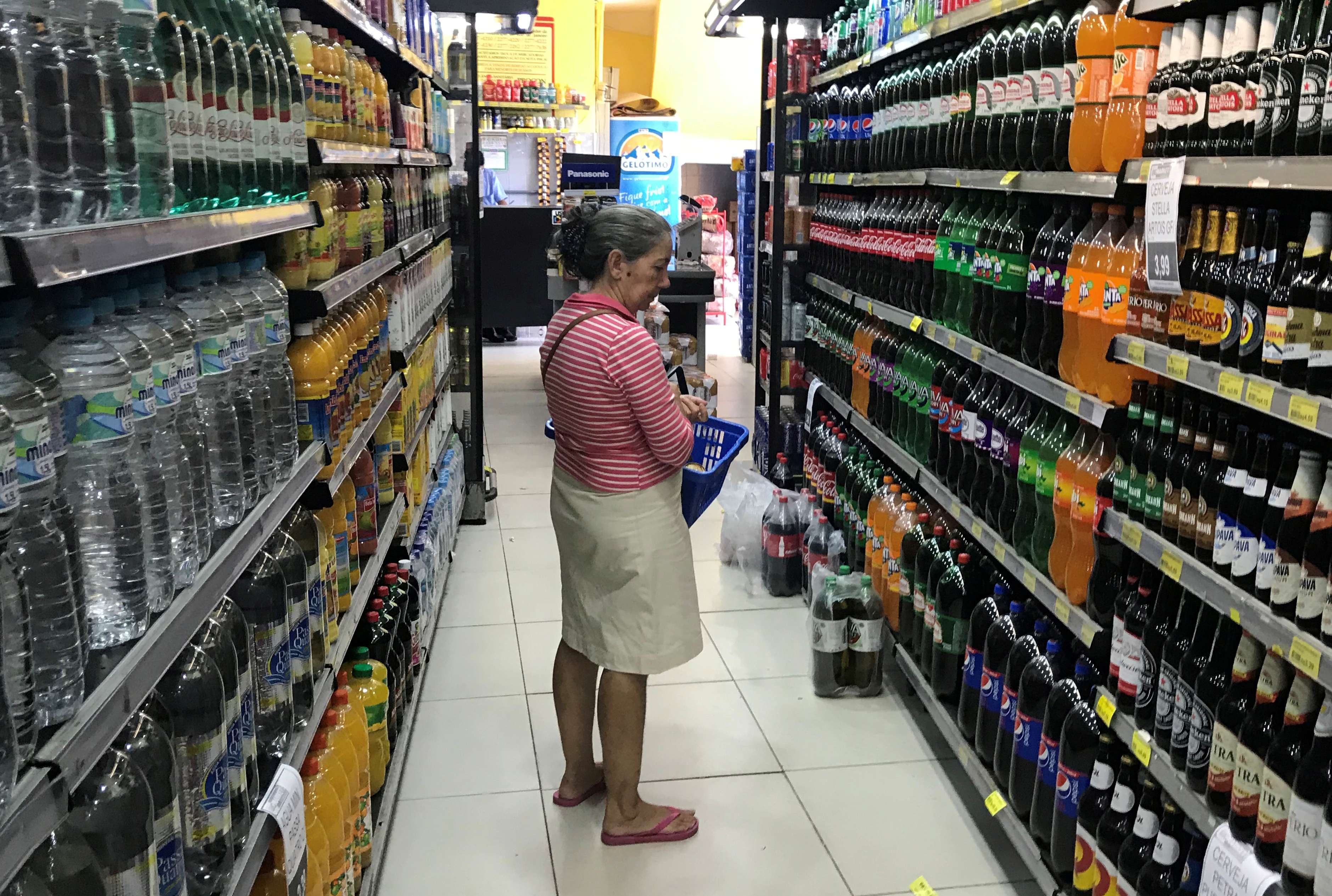 Consumidora em supermercado no Rio de Janeiro 10/05/2019 REUTERS/Pilar Olivares