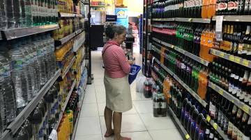 Consumidora em supermercado no Rio de Janeiro 10/05/2019 REUTERS/Pilar Olivares