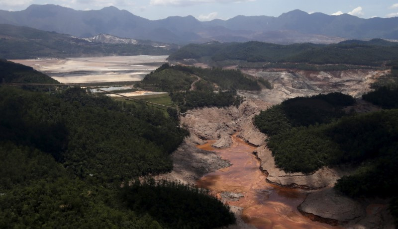 Vista geral de cima de uma barragem da Samarco, que tem a Vale e da BHP Billiton como acionistas, que rompeu em Mariana (MG) (REUTERS/Ricardo Moraes)