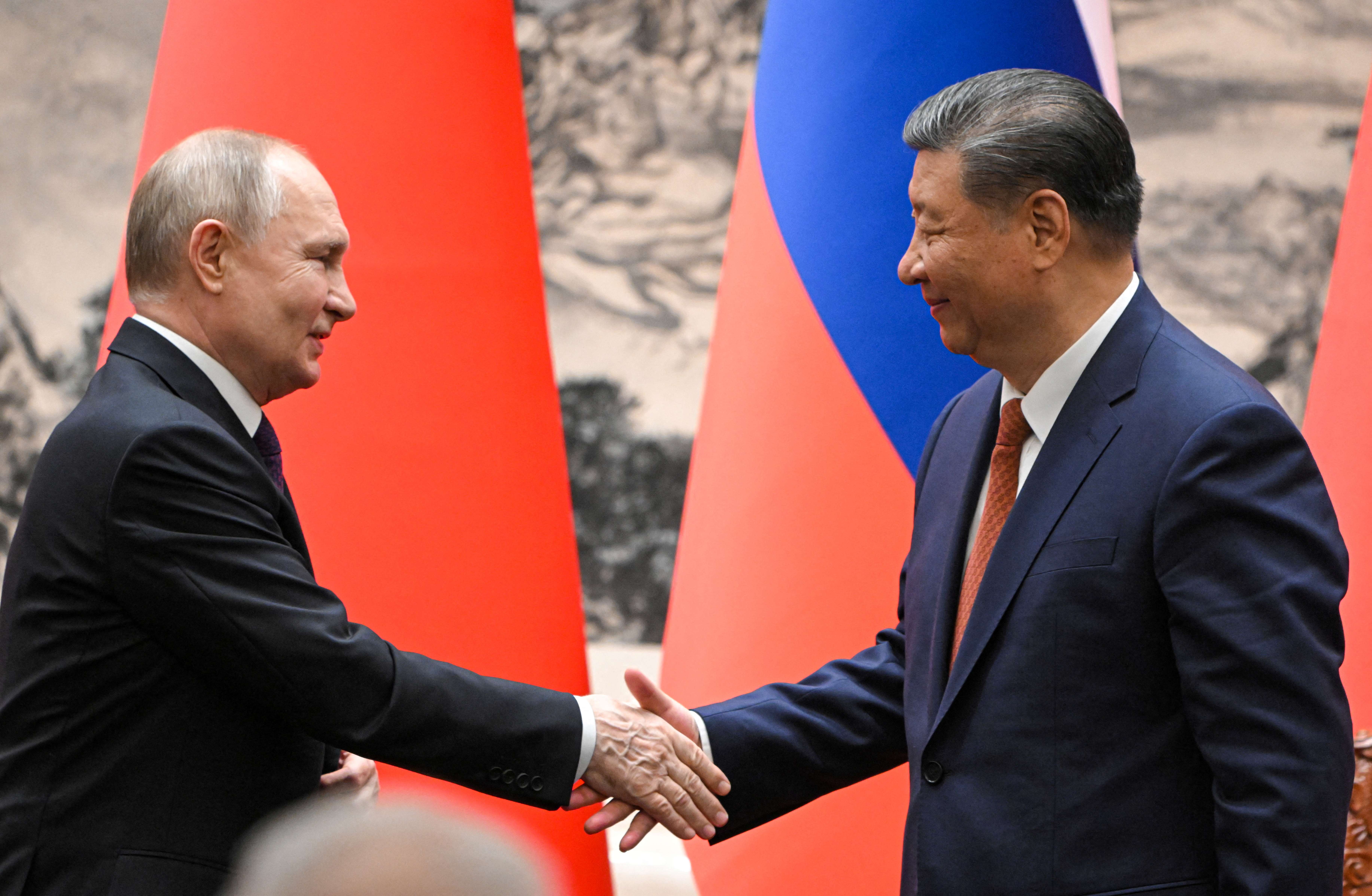 O presidente russo, Vladimir Putin, aperta a mão do presidente chinês, Xi Jinping, durante uma reunião em Pequim, China, em 16 de maio de 2024. Sputnik/Sergei Guneev/Pool via REUTERS