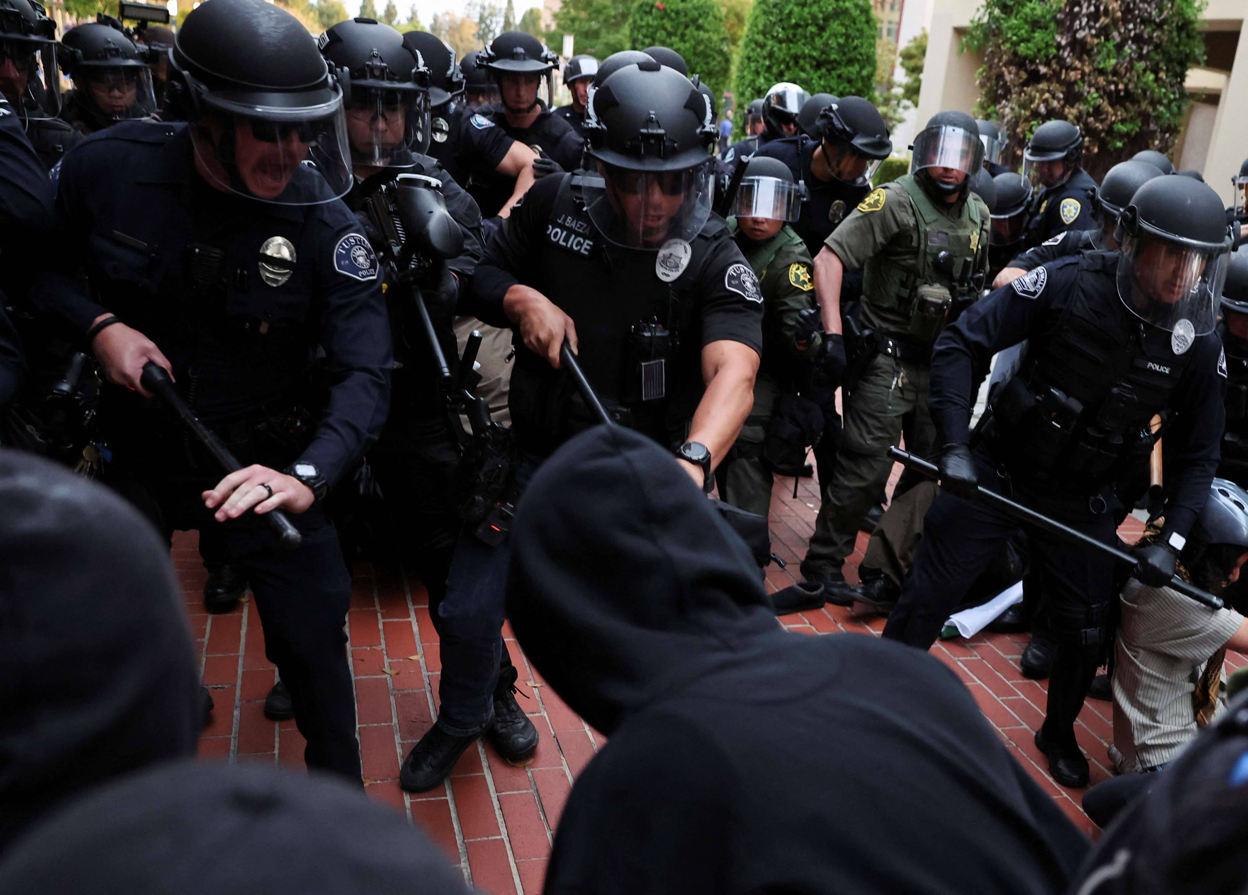 Policiais na Universidade da Califórnia em Irvine 15/5/2024 REUTERS/Mike Blake