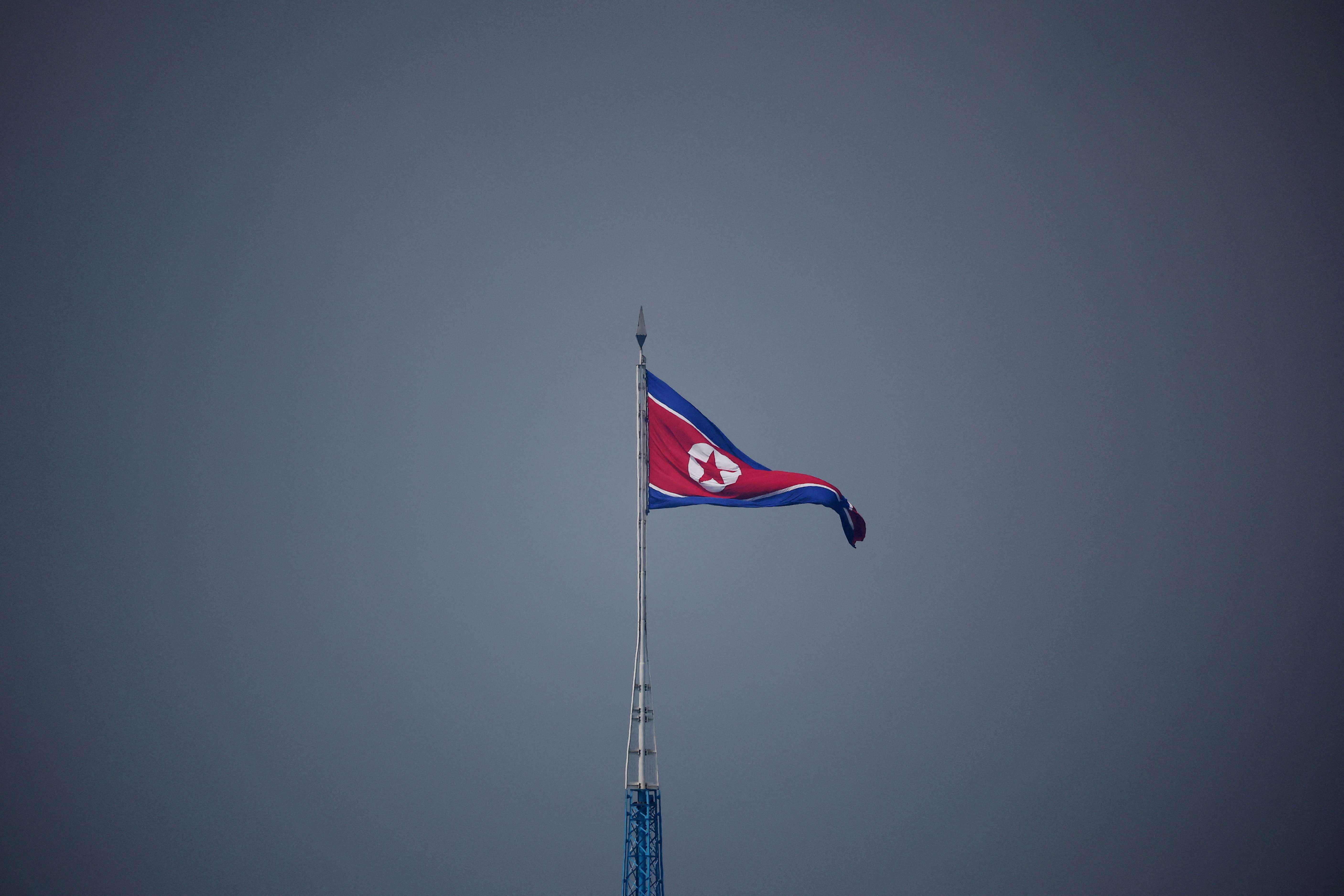 Bandeira da Coreia do Norte em zona desmilitarizada 19/7/2022 REUTERS/Kim Hong-Ji