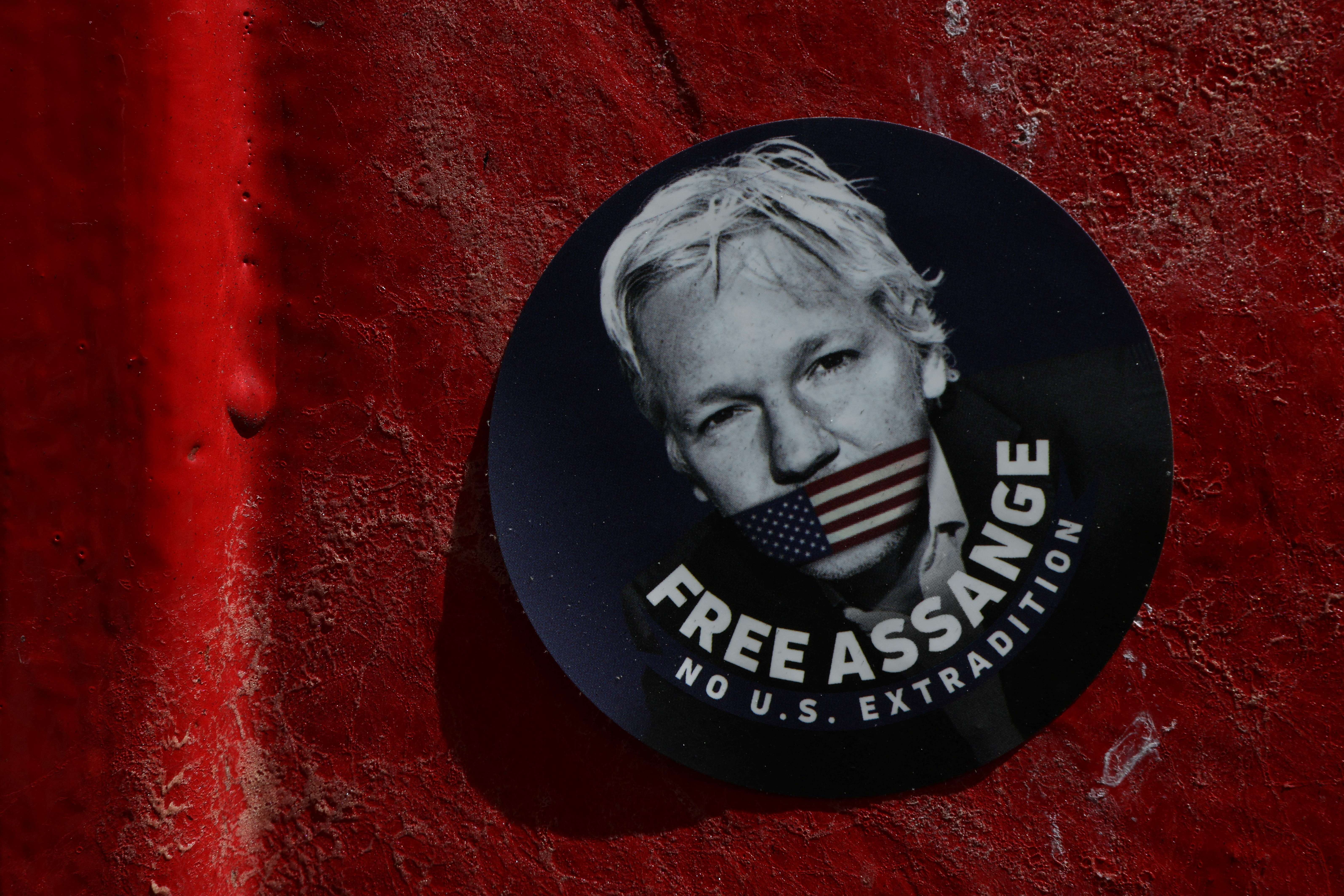 Adesivo representando o fundador do WikiLeaks, Julian Assange, colado em uma cabine telefônica em Londres -19 /05/2024 (Foto: Hollie Adams/Reuters)
