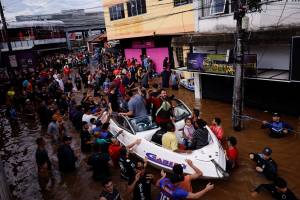 Pessoas são resgatadas de enchentes em Canoas, no Rio Grande do Sul (REUTERS/Amanda Perobelli)