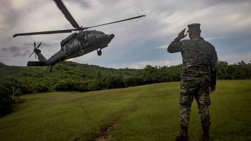 Um helicóptero Black Hawk pousa nas Filipinas (Ezra Acayan/Pool via REUTERS/Foto de arquivo)