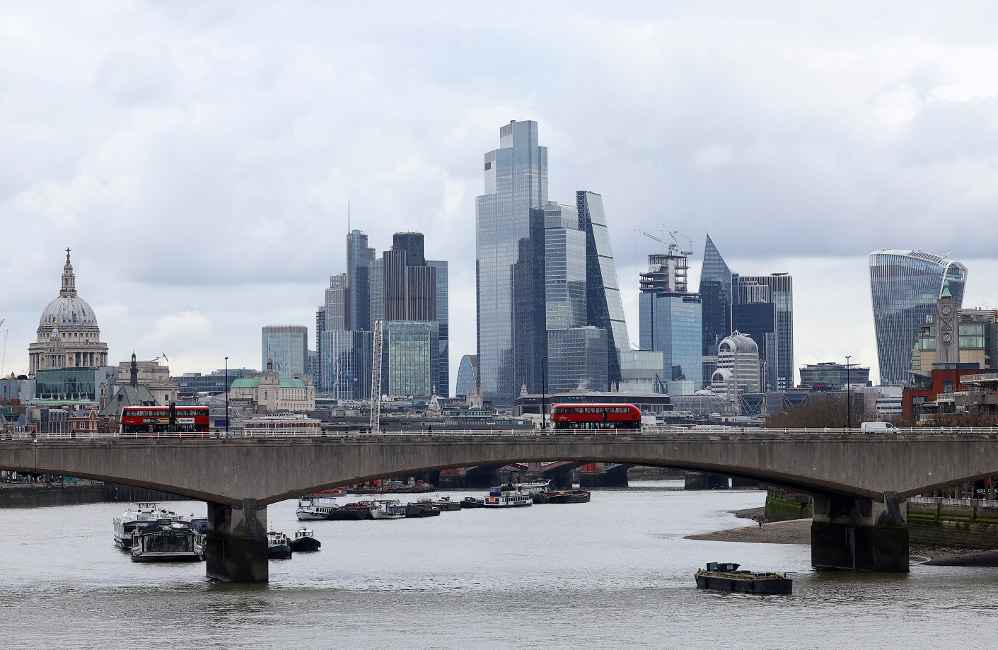 Ônibus cruzam a ponte Waterloo com o distrito financeiro da cidade de Londres visto atrás, em Londres, Grã-Bretanha (REUTERS/Toby Melville/Foto de arquivo)