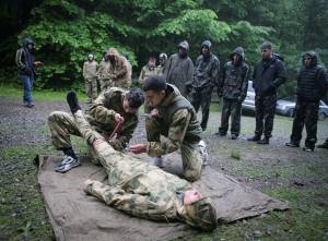 Alunos praticam primeiros socorros em Vladikavkaz, Rússia (REUTERS/Kazbek Basayev)