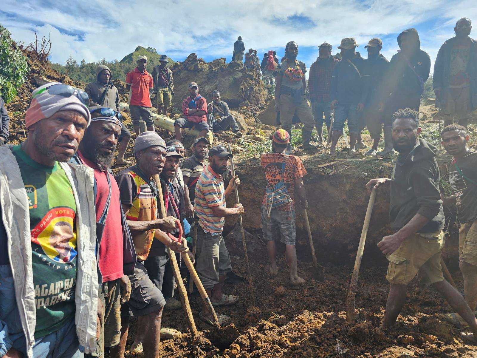 Pessoas tentam achar sobreviventes após deslizamento de terra em Maip Mulitaka -  24/5/2024 (Foto: Emmanuel Eralia/via Reuters)