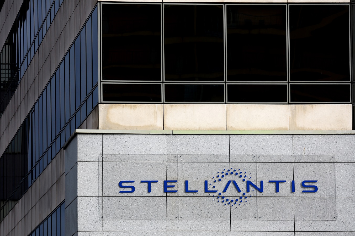 Stellantis desaba após baixa contábil de US$ 26 bi por recuo em elétricos