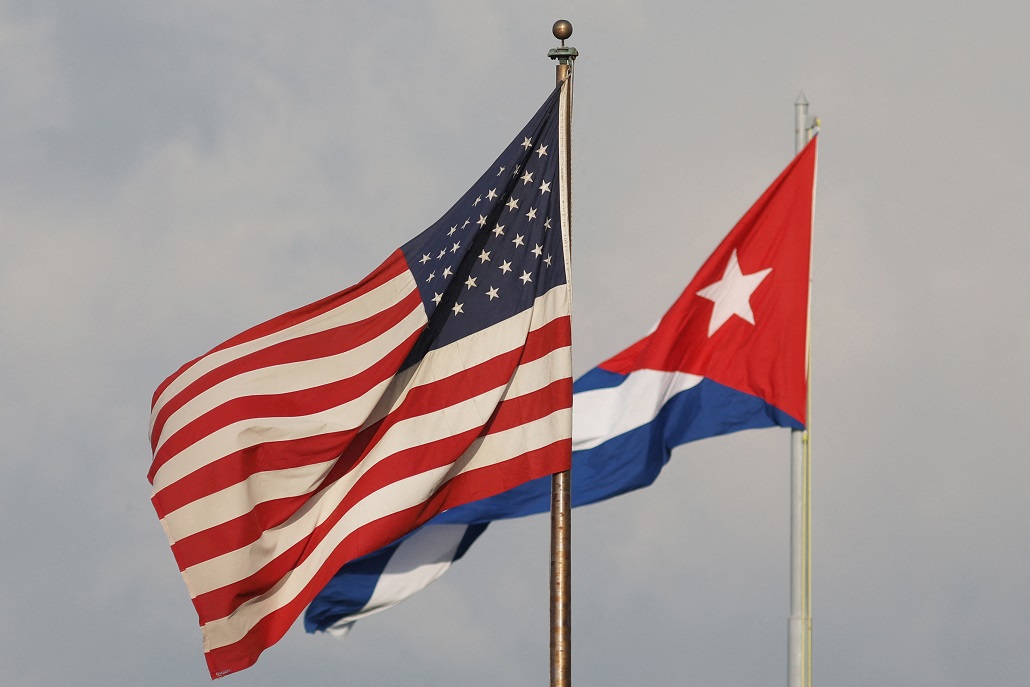 Bandeiras dos Estados Unidos e de Cuba na embaixada dos EUA em Havana 13/05/2024 REUTERS/Alexandre Meneghini
