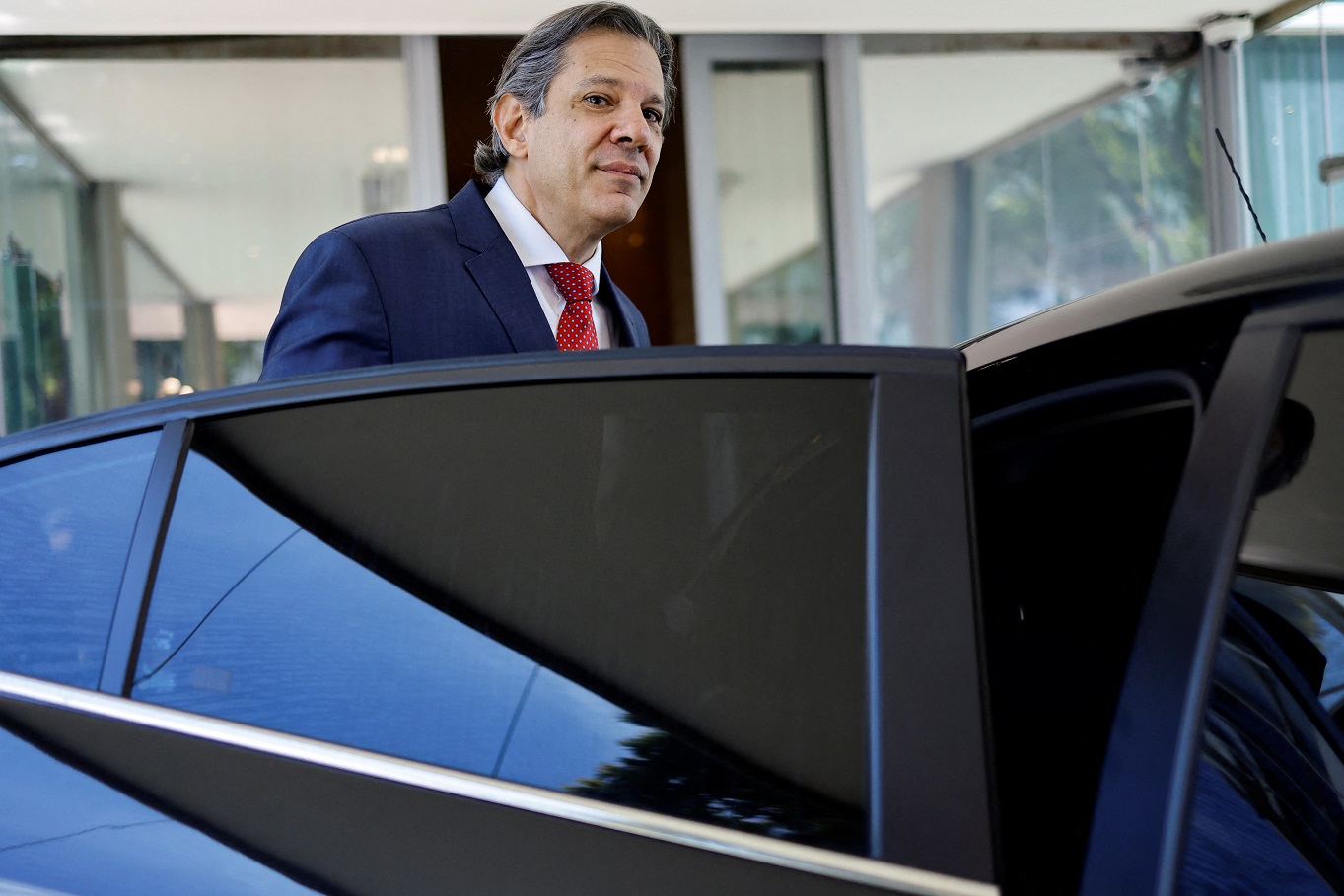 Ministro da Fazenda, Fernando Haddad, entra em carro na frente do minsitério, em Brasília (REUTERS/Ueslei Marcelino)