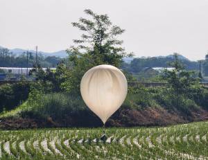Balão com objetos em Cheorwon, na Coreia do Sul
