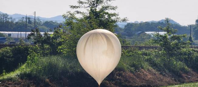 Balão com objetos em Cheorwon, na Coreia do Sul