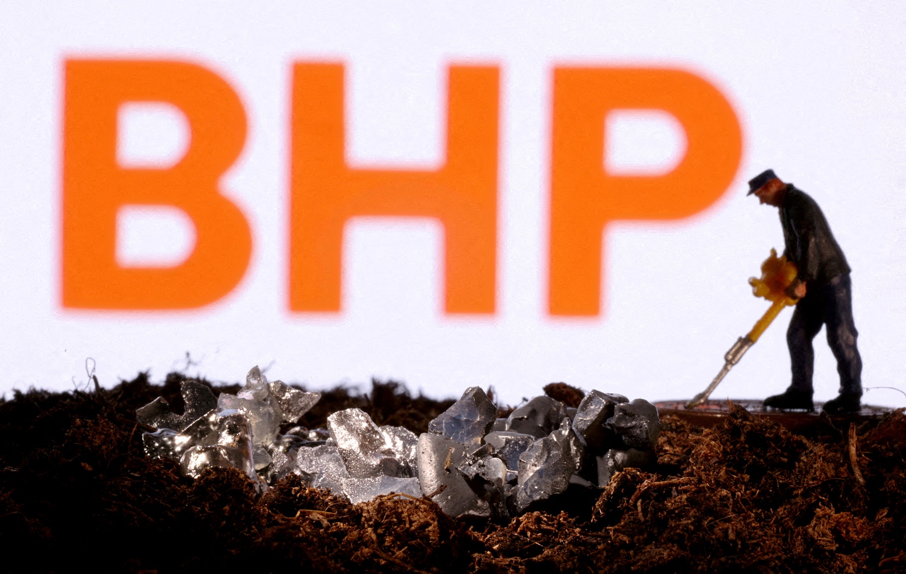 Ilustração com logo da BHP. (Foto: REUTERS)