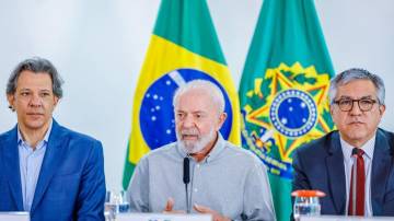 Presidente Lula e os ministros Fernando Haddad (Fazenda) e Alexandre Padilha (Relações Institucionais) durante reunião com prefeitos de municípios do Rio Grande do Sul - Foto: Ricardo Stuckert/PR