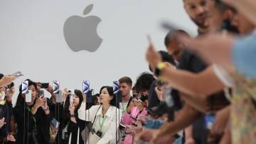 Visitantes observam novos produtos da Apple durante evento da empresa em setembro de 2023, em Cupertino, Califórnia (Justin Sullivan/Getty Images)