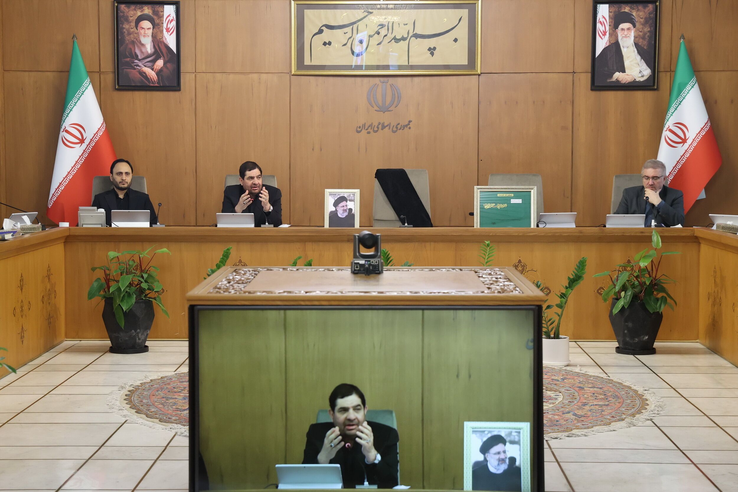 Mohammad Mokhber, segundo à esquerda, preside a reunião de emergência, realizada pelo conselho governamental, após a morte de Ebrahim Raisi e outros altos funcionários do governo num acidente de helicóptero, em Teerã, em 20 de maio. (Anadolu/Getty Images)