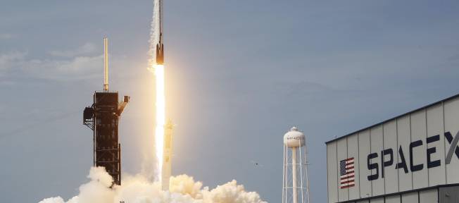 O foguete SpaceX Falcon 9 com a espaçonave tripulada Crew Dragon decola da plataforma de lançamento 39A no Centro Espacial Kennedy em 30 de maio de 2020 em Cabo Canaveral, Flórida (Joe Raedle/Getty Images)