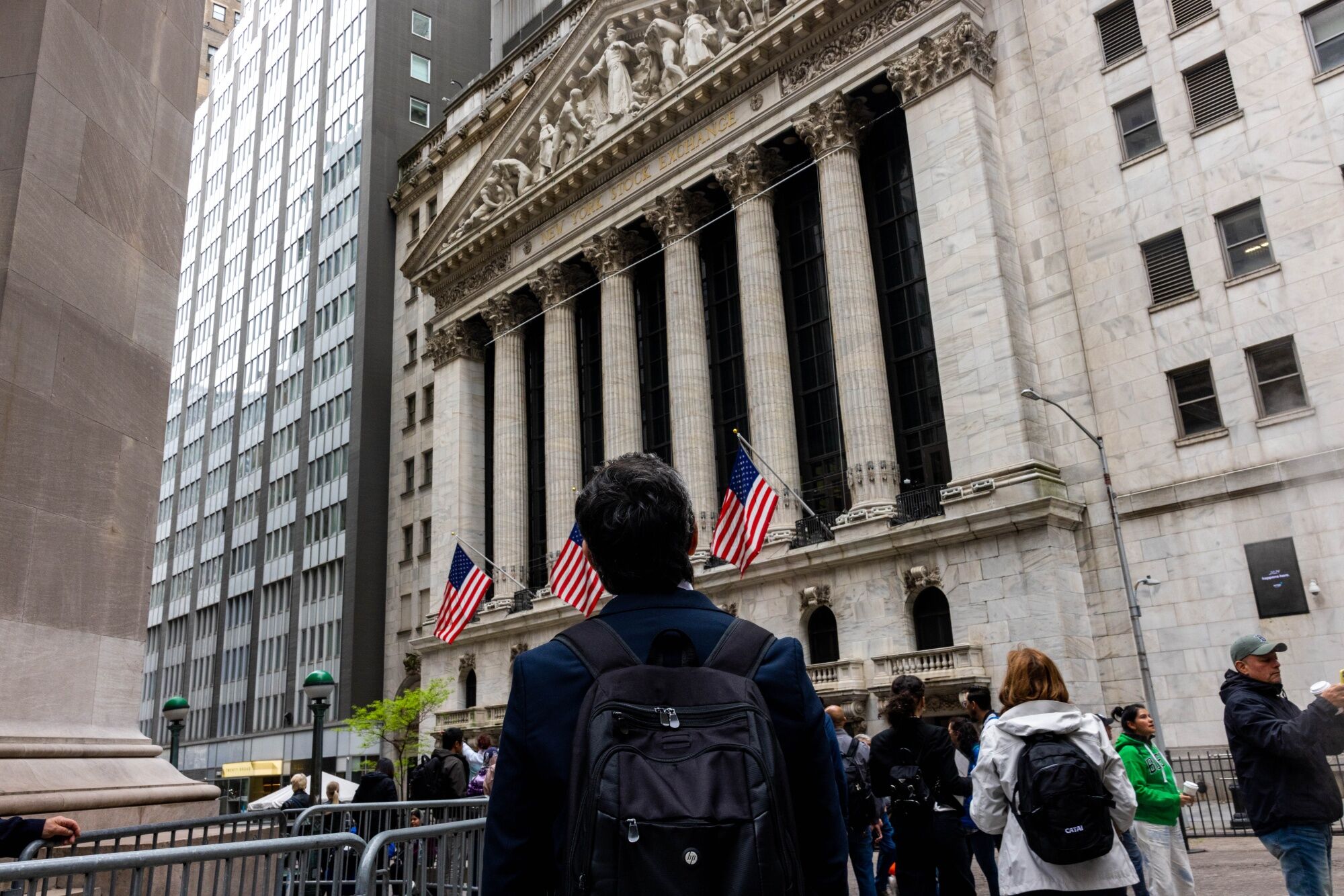 Wall Street perto da Bolsa de Valores de Nova York (NYSE)