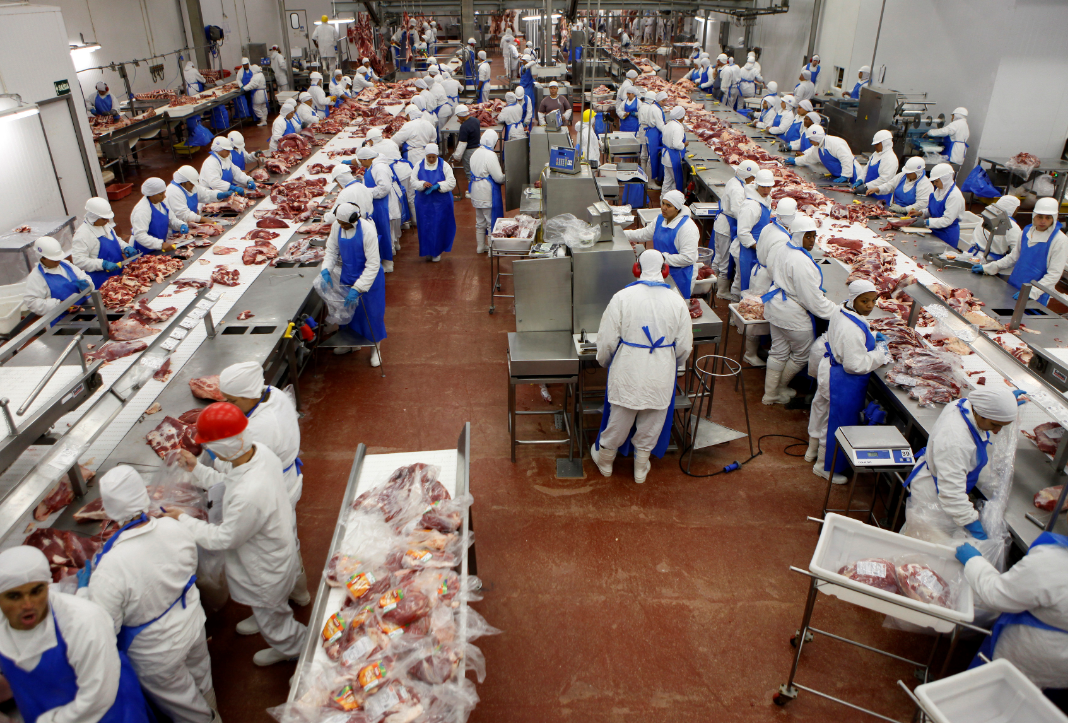 Trabalhadores em frigorífico em Promissão (Foto: Paulo Whitaker/Reuters)

