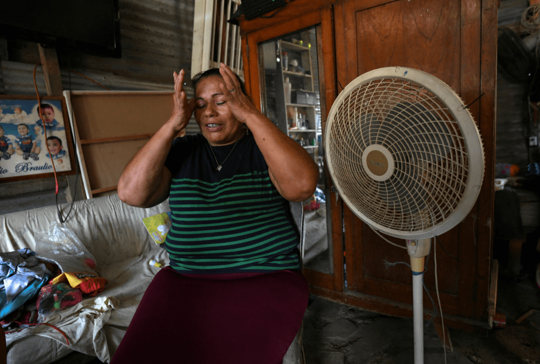 Mulher usa ventilador para lidar com o calor em Veracruz, no México