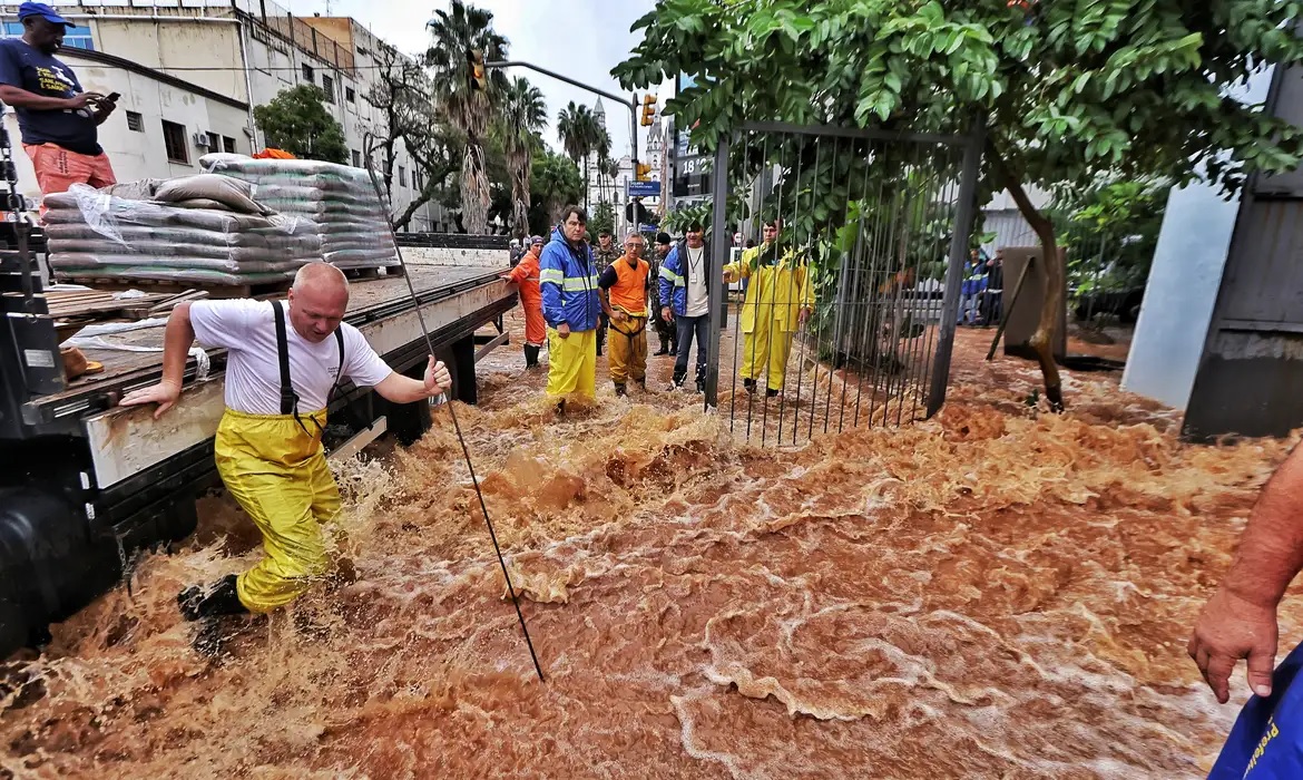 RS contabiliza meio milhão de pessoas afetadas pelas chuvas, com 74 desaparecidas