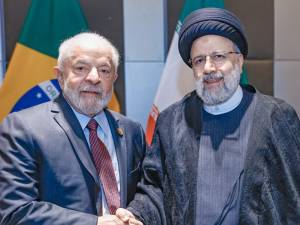 Lula e o presidente do Irã, Ebrahim Raisi. (Foto: Reprodução X - @LulaOficial/ Ricardo Stuckert /PR)