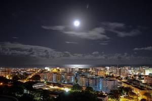 Lua cheia sobre a cidade Maceió (Gustavocrocha/Wikimedia Commons)