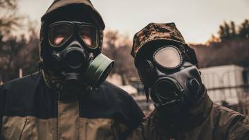 Máscara protetora contra gases tóxicos. Foto: Ana Itonishvili/Unsplash