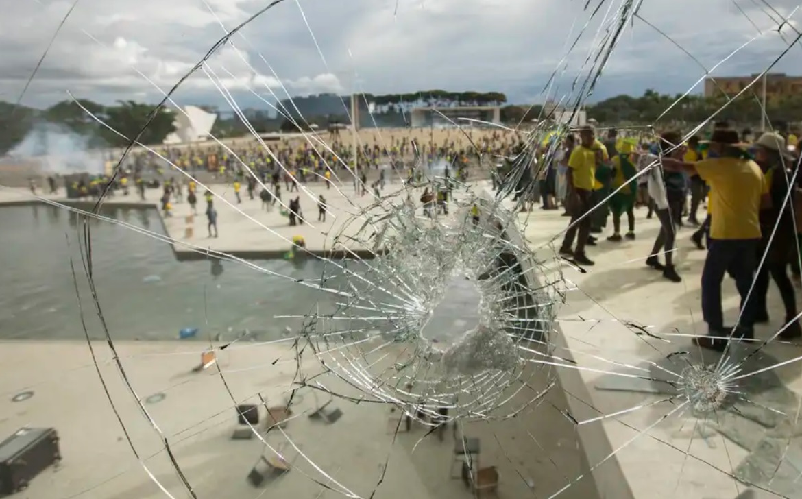 Manifestantes invadiram e depredaram as sedes dos Poderes Executivo, Legislativo e Judiciário, no dia 8 de janeiro de2023, em Brasília (DF) (Foto: Joedson Alves/Agência Brasil)