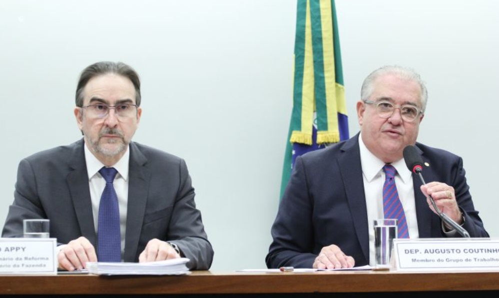 Bernard Appy e o deputado federal Augusto Coutinho (Republicanos-PE) participam de audiência na Câmara (Foto: Vinicius Loures/Câmara dos Deputados)